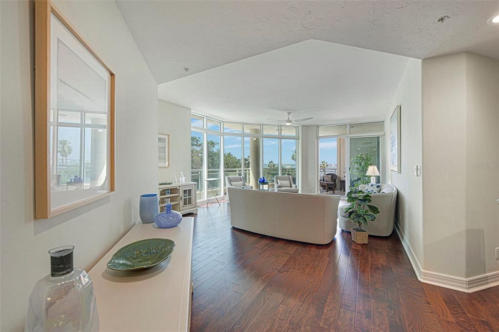 Recently Sold: $1,375,000 (2 beds, 2 baths, 2075 Square Feet)