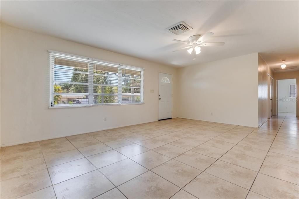 Recently Sold: $315,000 (4 beds, 2 baths, 1259 Square Feet)