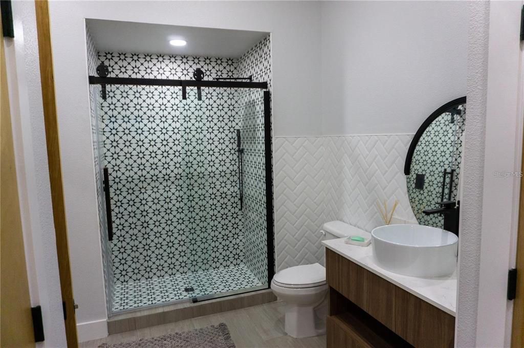 Active With Contract: $247,000 (1 beds, 1 baths, 658 Square Feet)