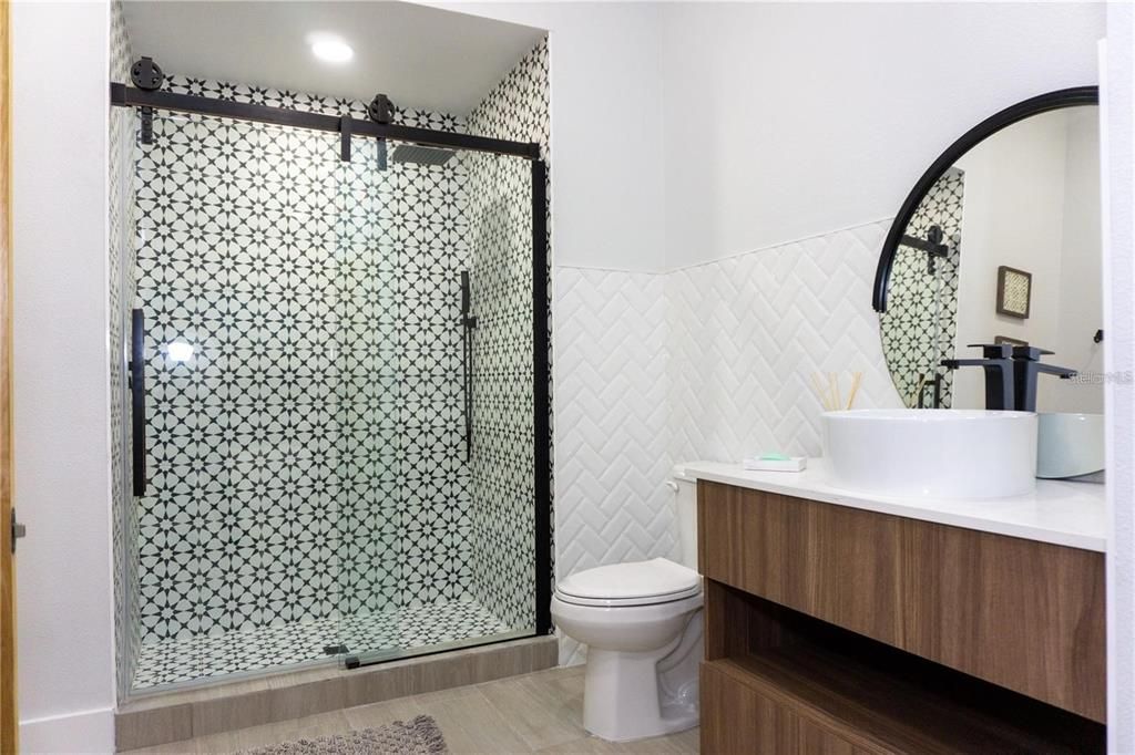 Active With Contract: $247,000 (1 beds, 1 baths, 658 Square Feet)