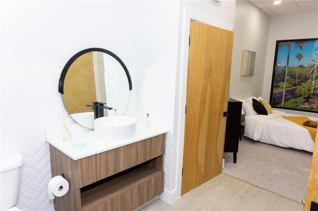 Active With Contract: $247,000 (1 beds, 1 baths, 658 Square Feet)