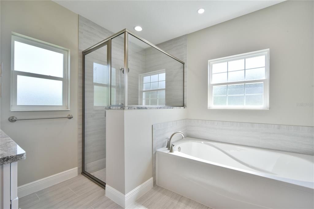 最近售出: $369,000 (3 贝兹, 2 浴室, 2111 平方英尺)