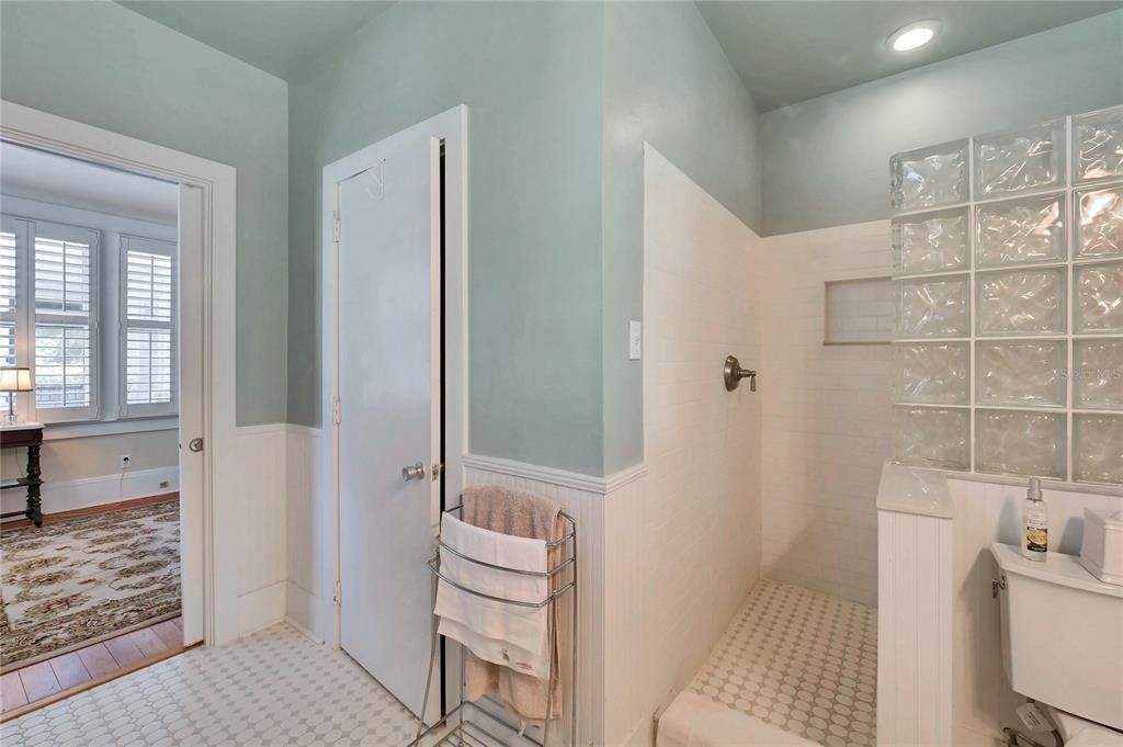 最近售出: $650,000 (5 贝兹, 2 浴室, 2173 平方英尺)