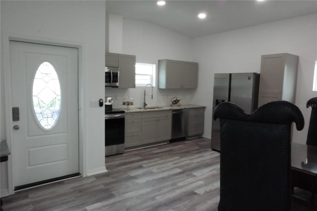 Recently Rented: $2,200 (2 beds, 1 baths, 925 Square Feet)