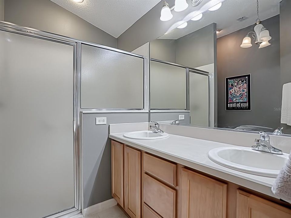 En-suite with dual sinks