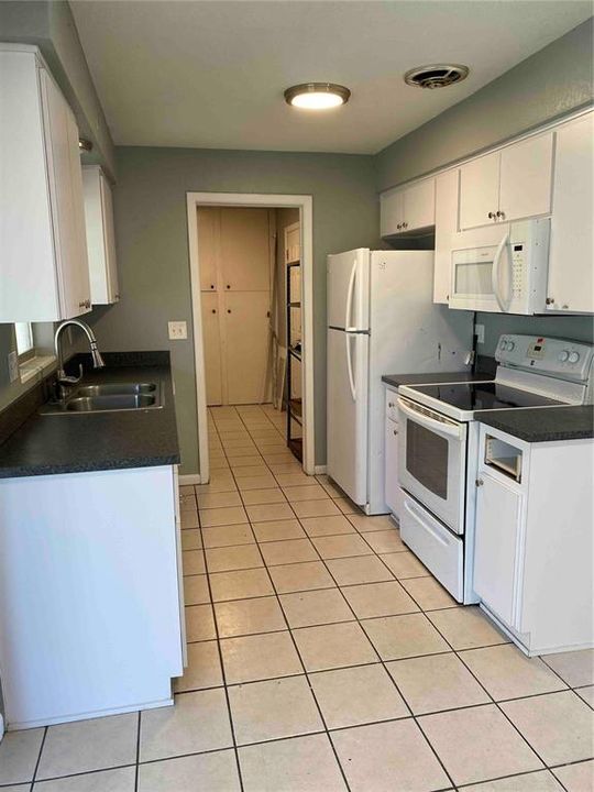 Recently Rented: $1,099 (2 beds, 1 baths, 936 Square Feet)