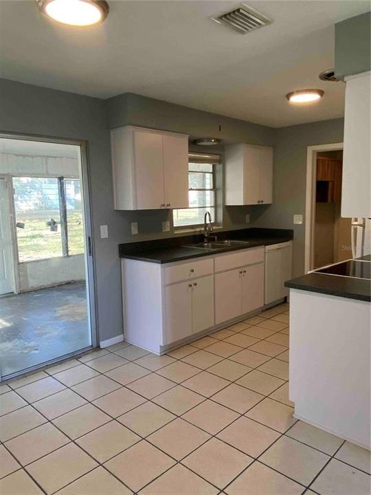 Recently Rented: $1,099 (2 beds, 1 baths, 936 Square Feet)