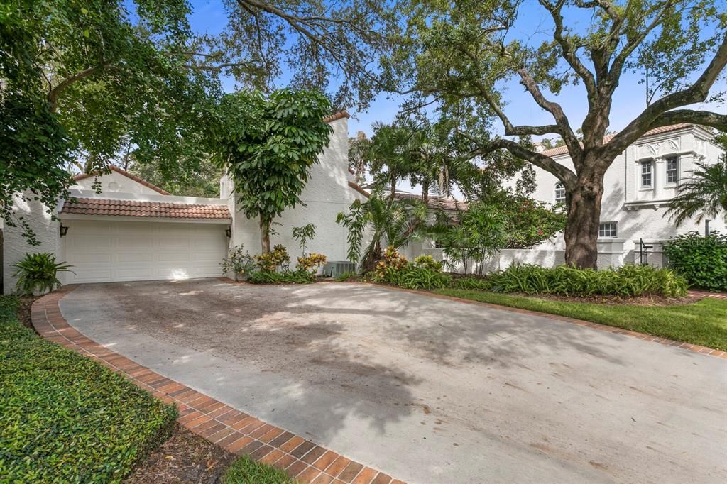 Recently Sold: $1,746,000 (6 beds, 5 baths, 5876 Square Feet)