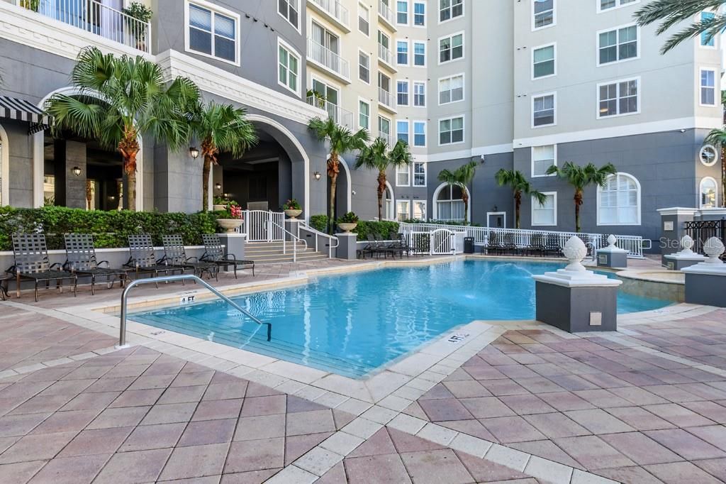 Recently Sold: $320,000 (1 beds, 1 baths, 967 Square Feet)