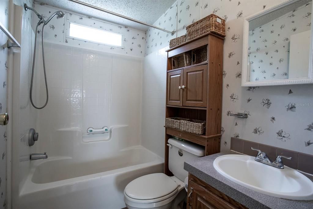 最近售出: $90,000 (3 贝兹, 2 浴室, 1104 平方英尺)