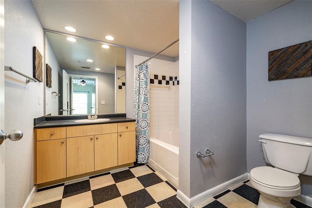 最近售出: $349,900 (2 贝兹, 2 浴室, 1206 平方英尺)