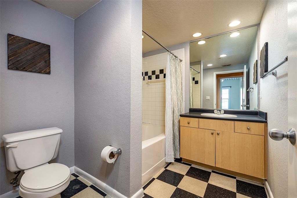 最近售出: $349,900 (2 贝兹, 2 浴室, 1206 平方英尺)