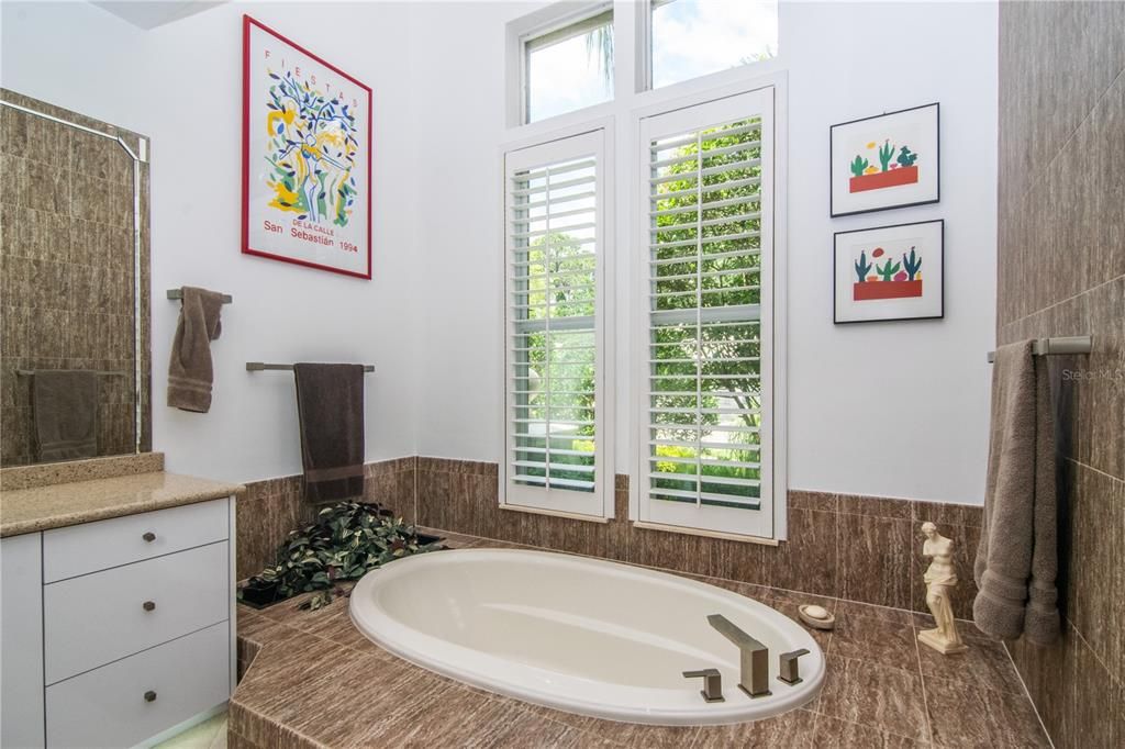 最近售出: $729,900 (4 贝兹, 3 浴室, 3852 平方英尺)