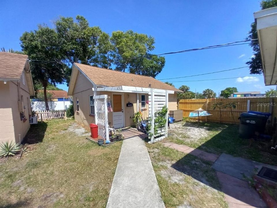 Recently Sold: $850,000 (2 beds, 1 baths, 1148 Square Feet)