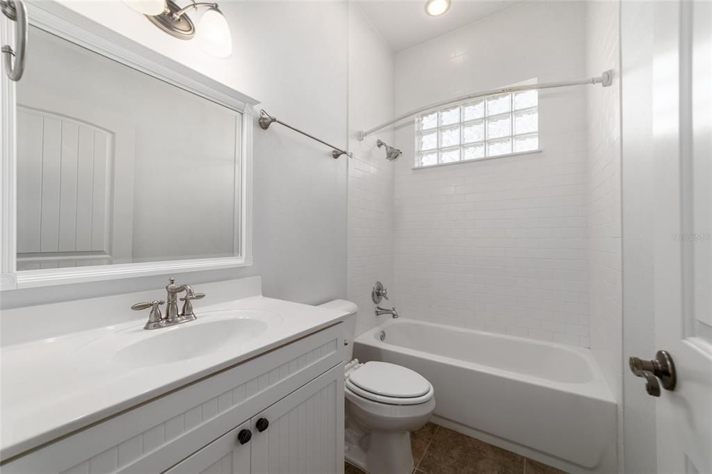 最近售出: $440,000 (3 贝兹, 2 浴室, 2441 平方英尺)