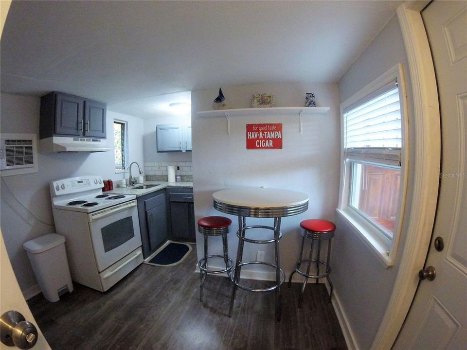 Recently Rented: $950 (1 beds, 1 baths, 350 Square Feet)