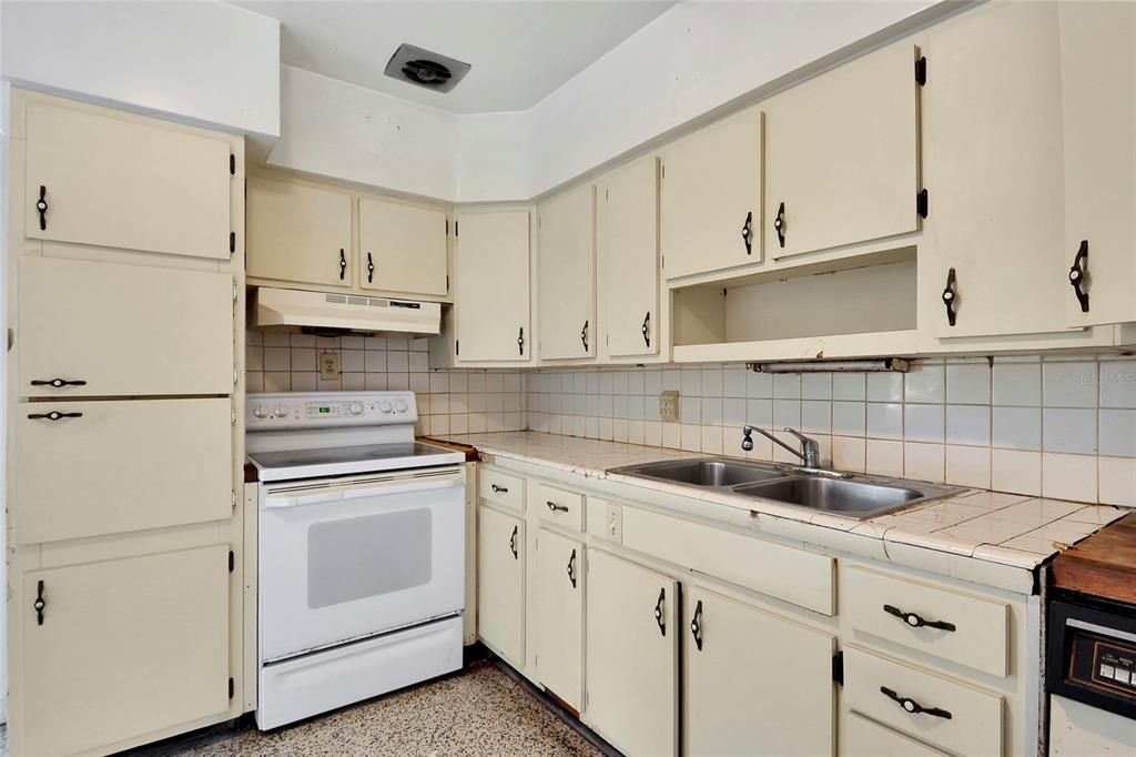 Recently Sold: $239,600 (2 beds, 1 baths, 1676 Square Feet)