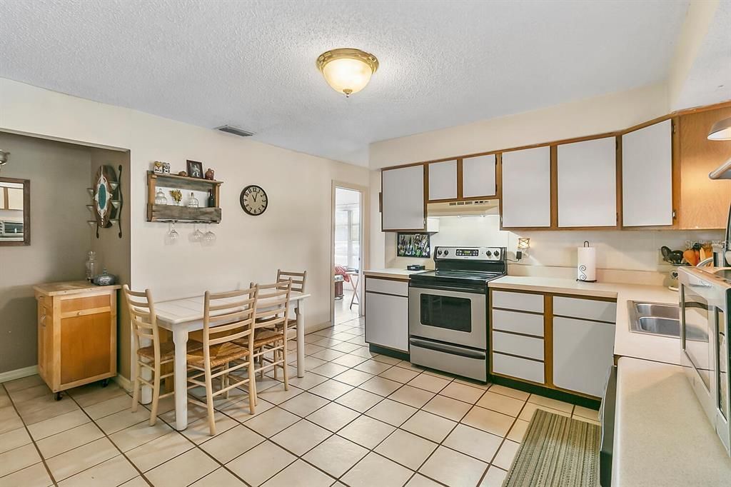 Recently Sold: $200,000 (3 beds, 2 baths, 1854 Square Feet)