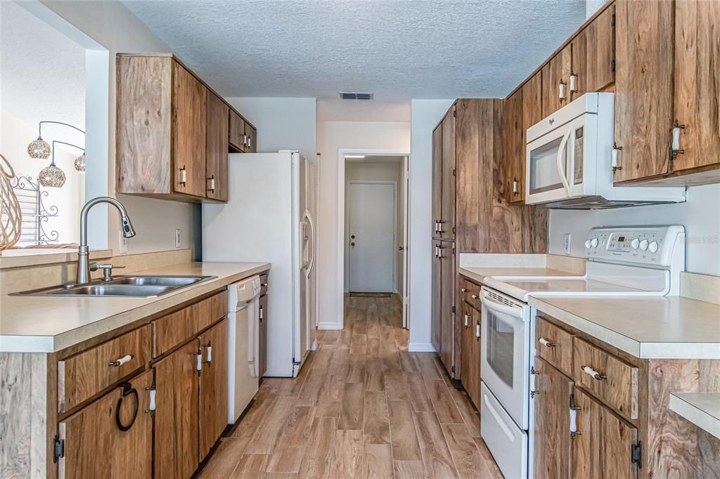 Recently Sold: $375,000 (3 beds, 2 baths, 1696 Square Feet)