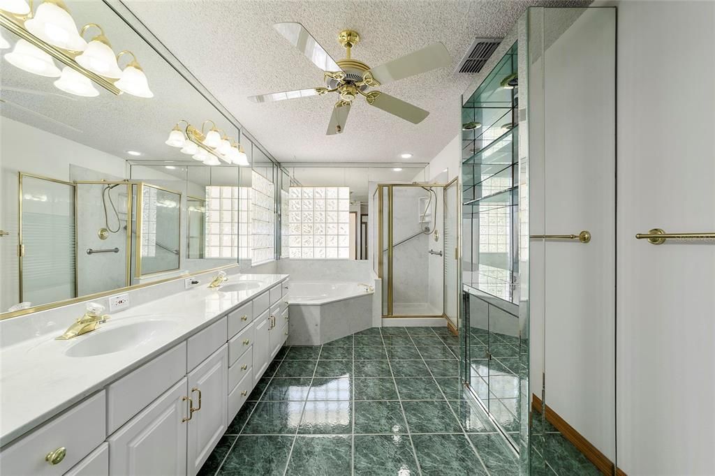 最近售出: $195,000 (2 贝兹, 2 浴室, 2240 平方英尺)