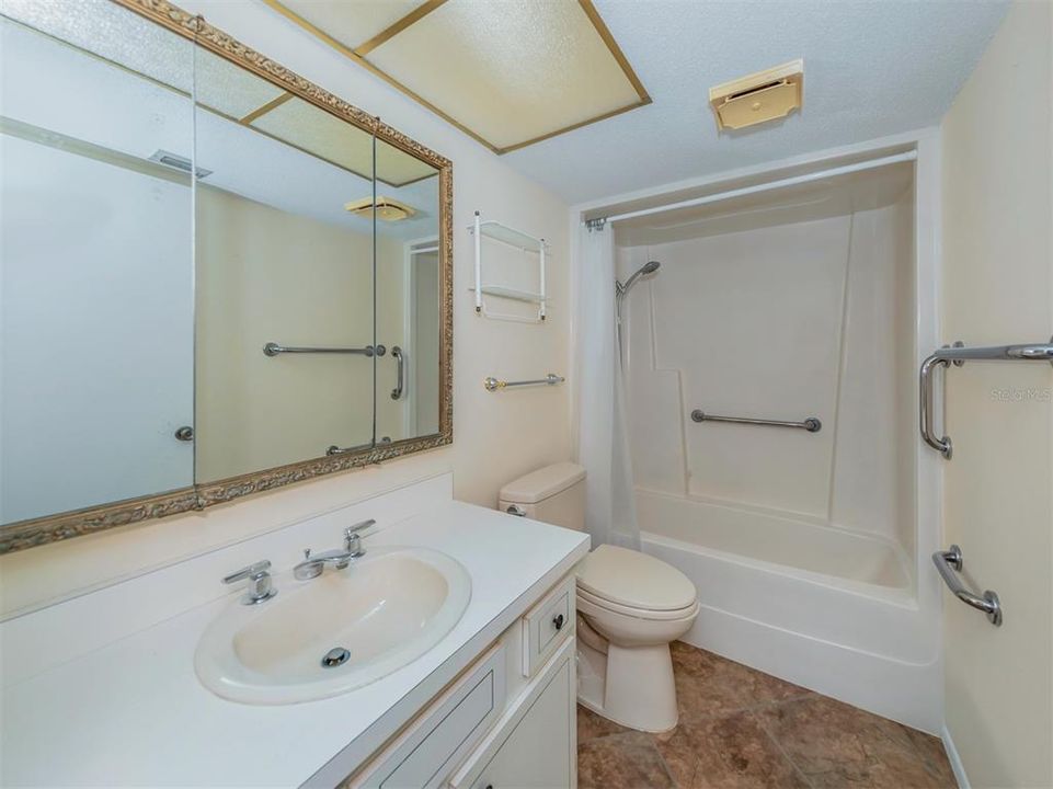 最近售出: $360,000 (2 贝兹, 2 浴室, 1013 平方英尺)