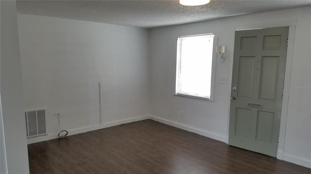 Recently Rented: $1,250 (2 beds, 2 baths, 988 Square Feet)