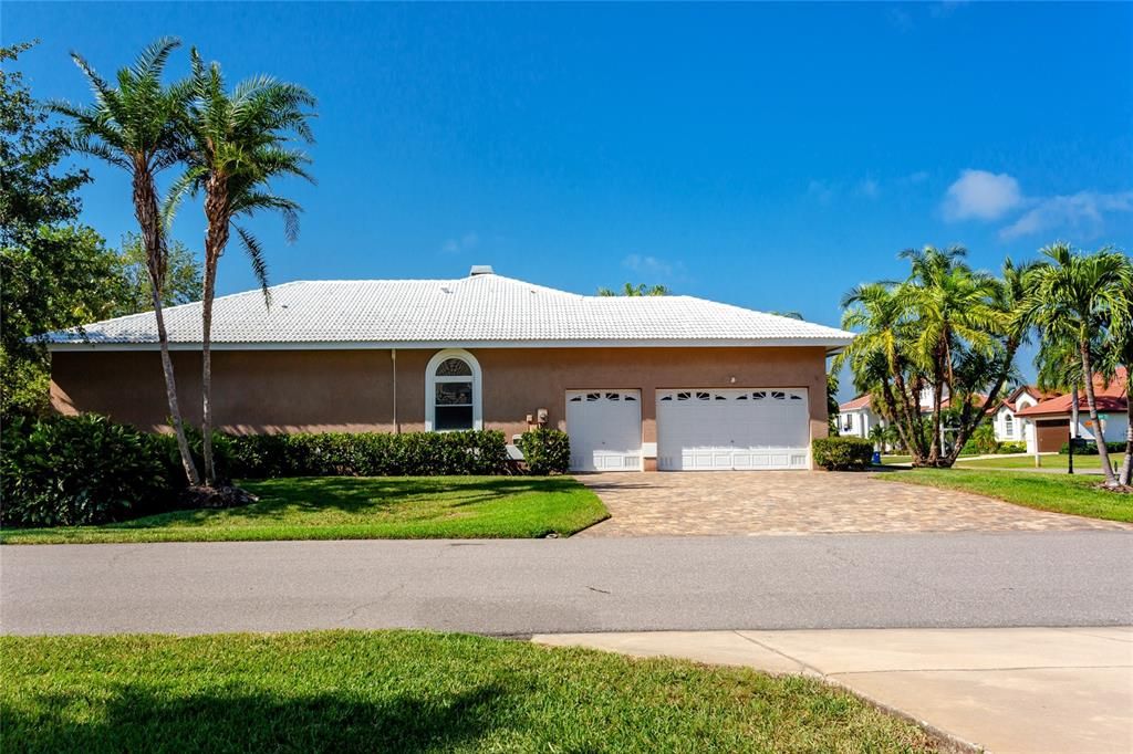 Recently Sold: $950,000 (4 beds, 3 baths, 2980 Square Feet)