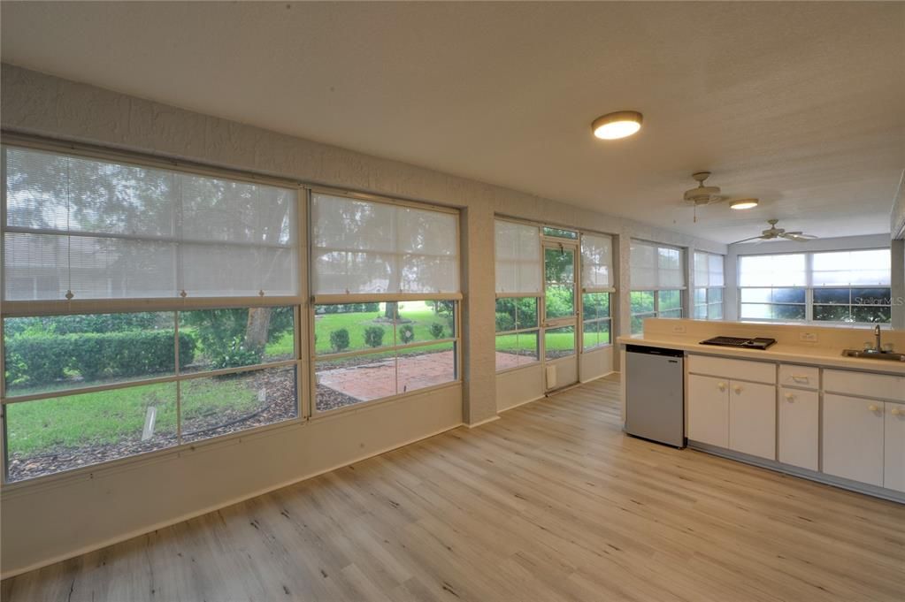 Huge enclosed lanai with frig, cooktop, sink