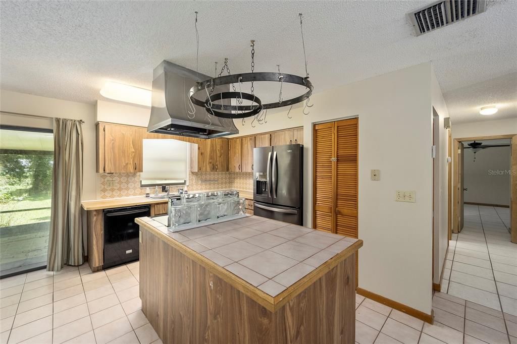 Recently Sold: $200,000 (2 beds, 2 baths, 1878 Square Feet)