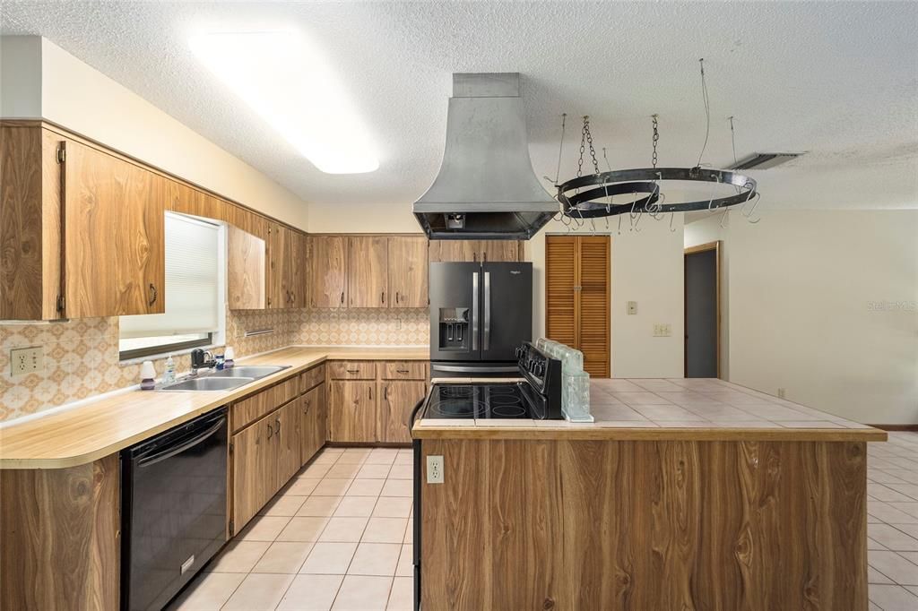 Recently Sold: $200,000 (2 beds, 2 baths, 1878 Square Feet)