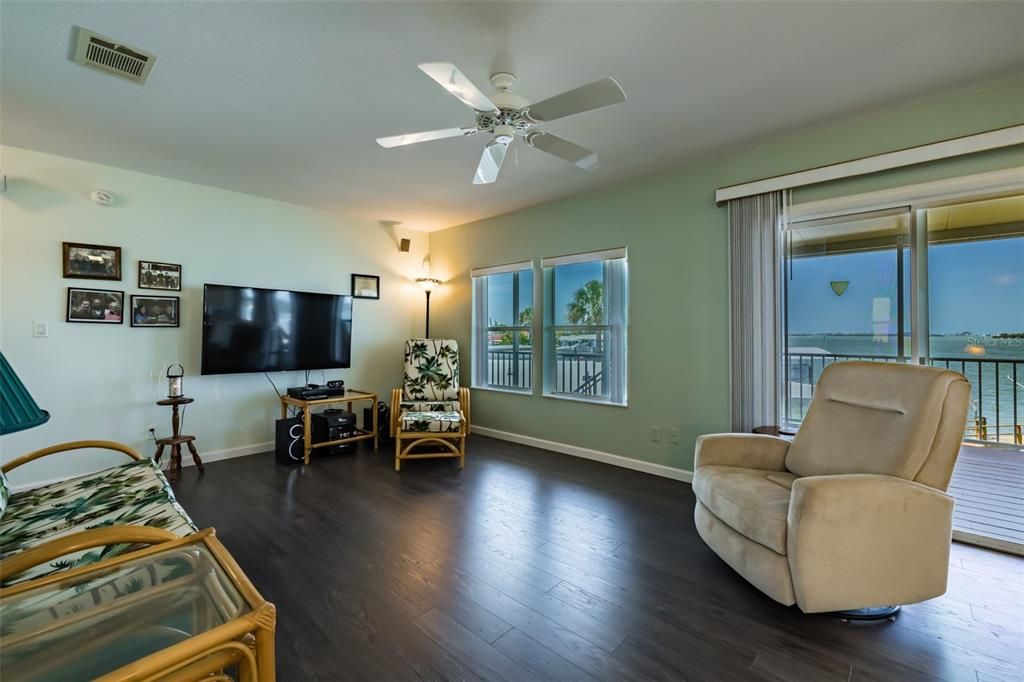 Recently Sold: $450,000 (2 beds, 2 baths, 1296 Square Feet)