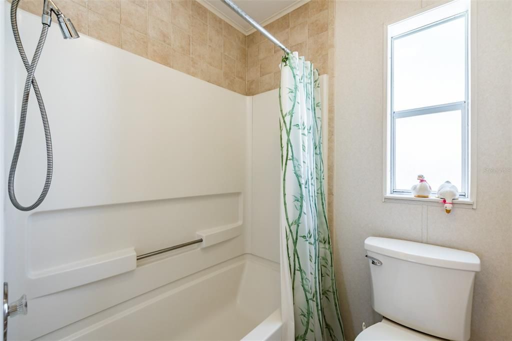 最近售出: $450,000 (2 贝兹, 2 浴室, 1296 平方英尺)