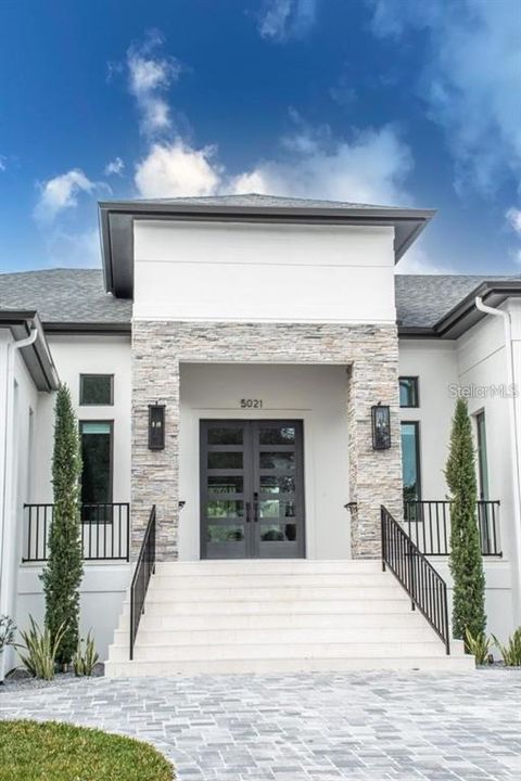 Active With Contract: $2,089,700 (5 beds, 4 baths, 4711 Square Feet)