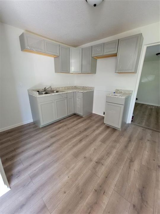 Activo con contrato: $245,000 (4 camas, 2 baños, 1300 Pies cuadrados)