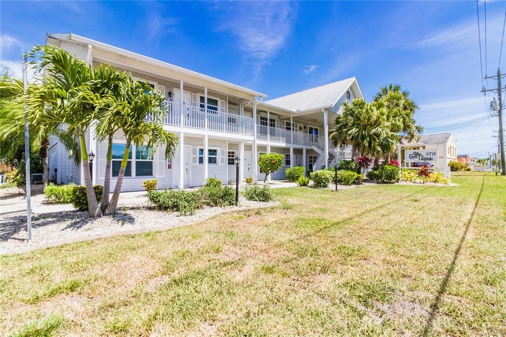 Recently Sold: $180,000 (2 beds, 2 baths, 998 Square Feet)