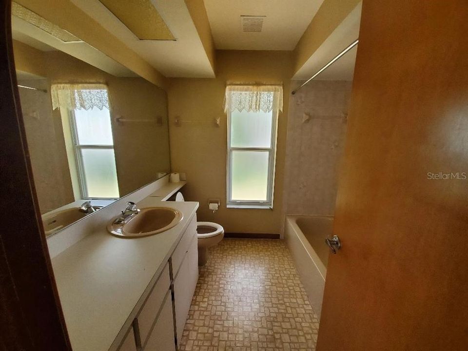 最近售出: $289,500 (3 贝兹, 2 浴室, 2060 平方英尺)