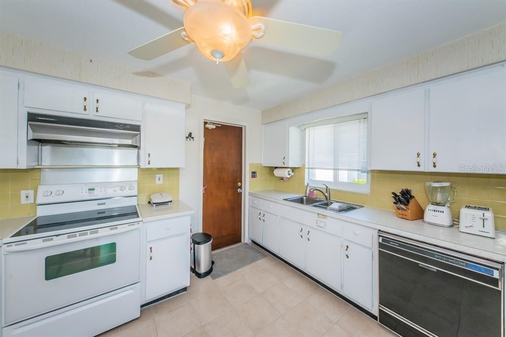 Recently Sold: $739,000 (2 beds, 2 baths, 1435 Square Feet)
