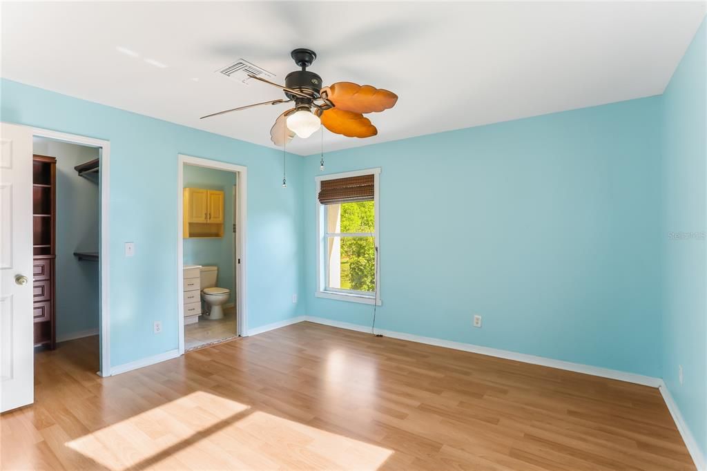 Recently Sold: $210,000 (3 beds, 2 baths, 1271 Square Feet)