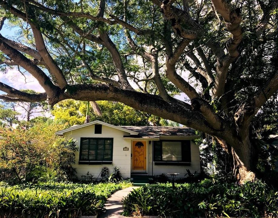 Recently Sold: $230,000 (3 beds, 2 baths, 1103 Square Feet)