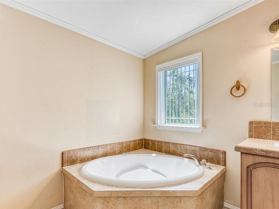 最近售出: $184,000 (3 贝兹, 2 浴室, 1800 平方英尺)