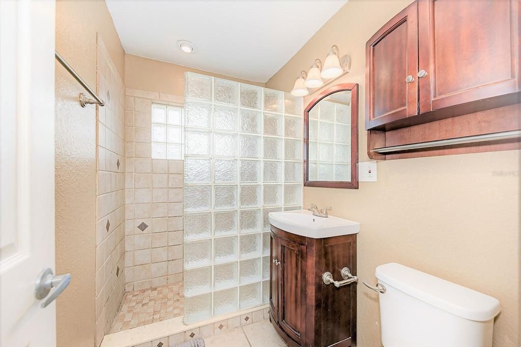 最近售出: $199,900 (3 贝兹, 1 浴室, 1137 平方英尺)