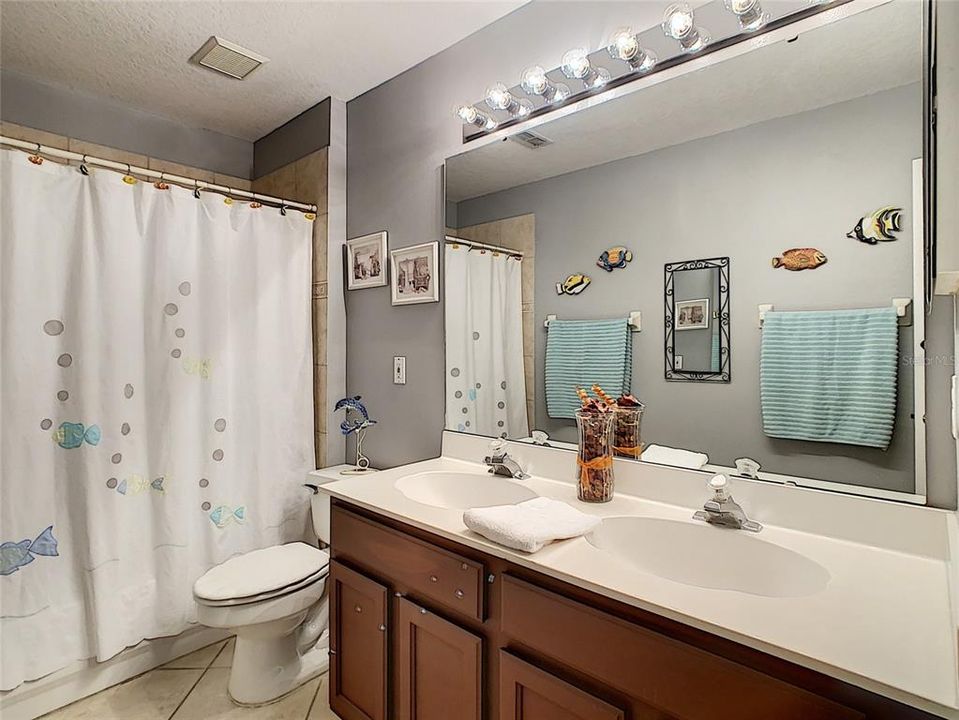 最近售出: $352,000 (3 贝兹, 2 浴室, 1957 平方英尺)