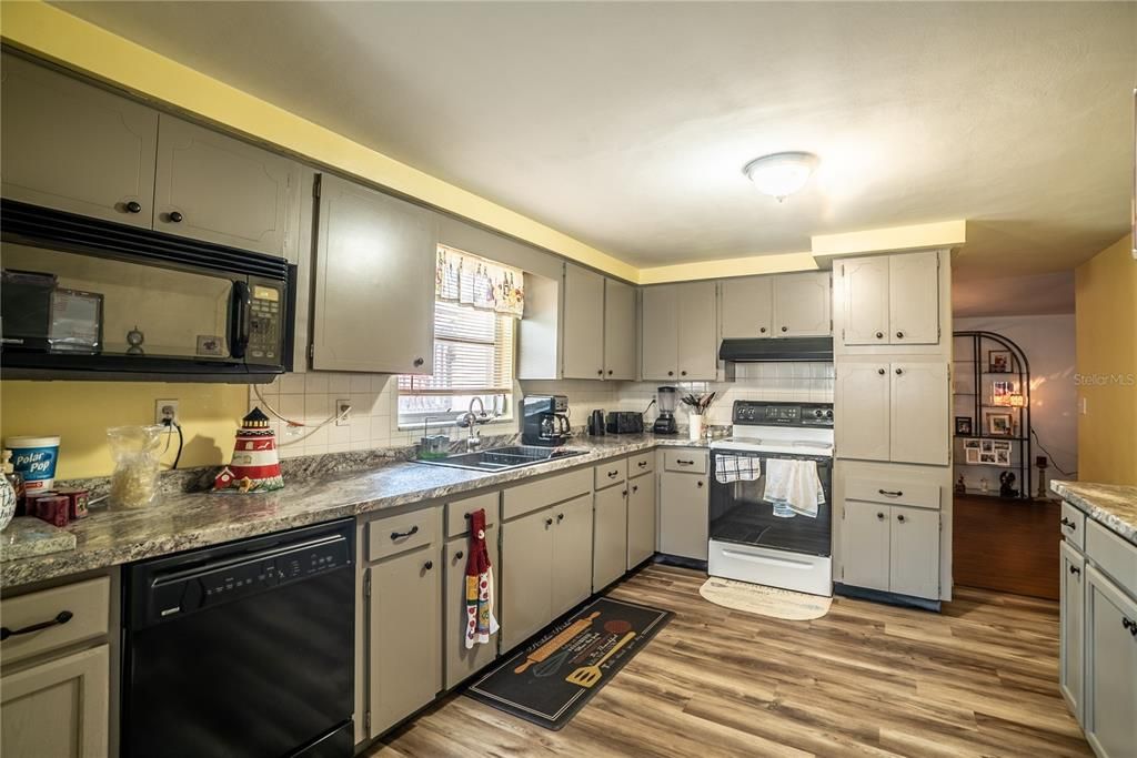 Recently Sold: $199,000 (2 beds, 2 baths, 1543 Square Feet)