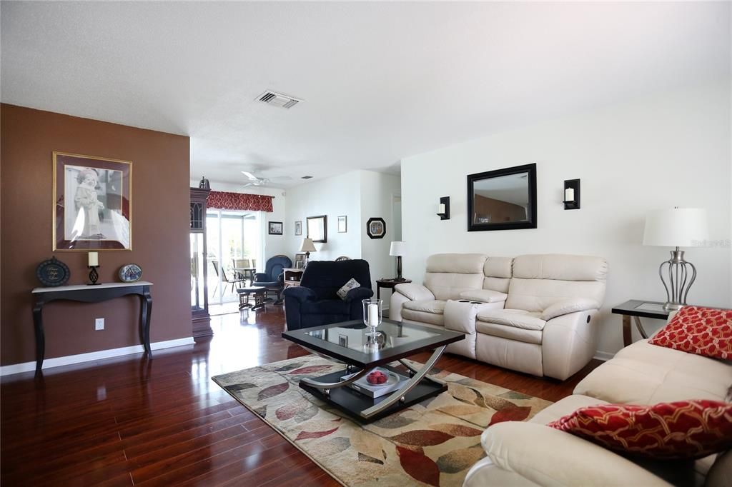 Recently Sold: $225,000 (2 beds, 2 baths, 1466 Square Feet)