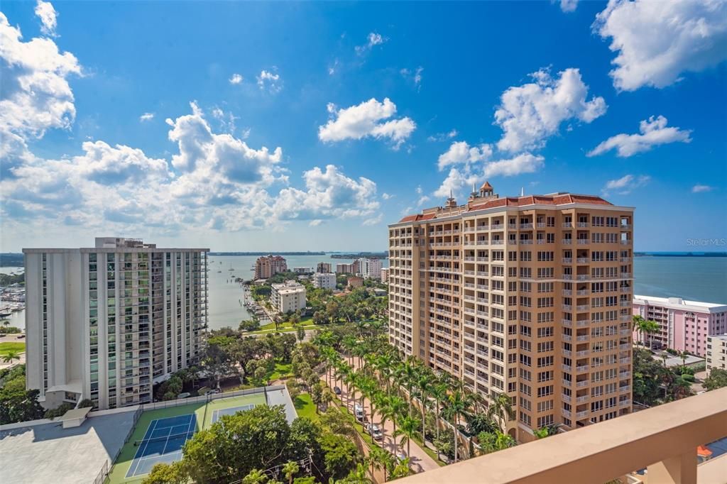 Recently Sold: $2,750,000 (3 beds, 3 baths, 4943 Square Feet)
