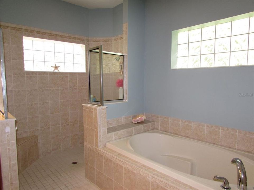 最近售出: $429,000 (3 贝兹, 2 浴室, 2755 平方英尺)