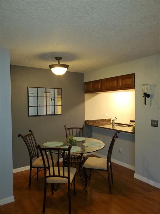 Recently Rented: $1,375 (2 beds, 1 baths, 813 Square Feet)