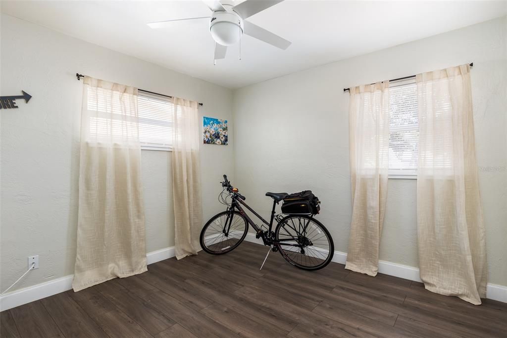 Recently Sold: $315,000 (2 beds, 1 baths, 1078 Square Feet)