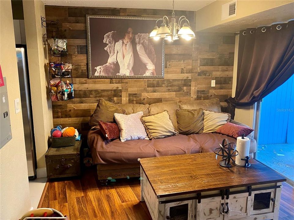 Recently Rented: $1,300 (2 beds, 1 baths, 887 Square Feet)
