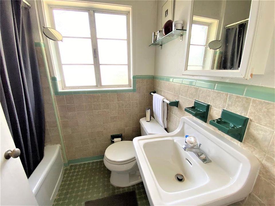 105 E Smith / House Bathroom